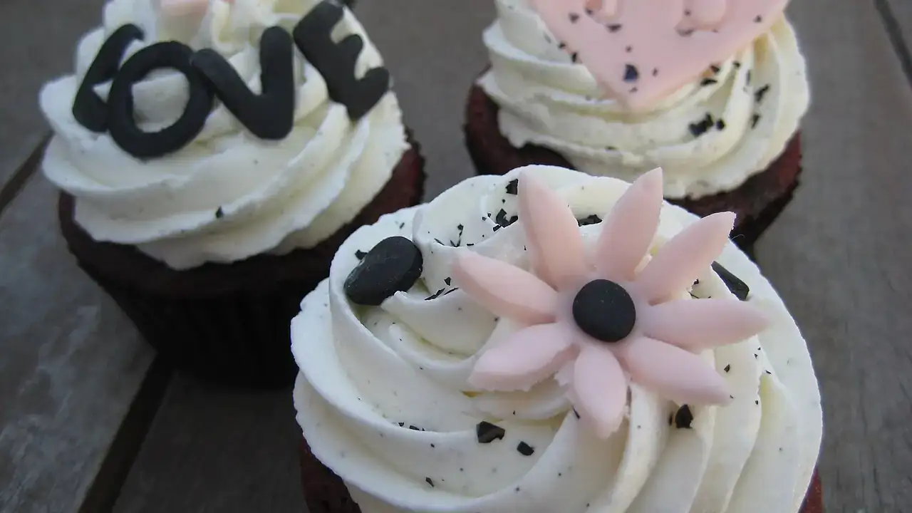 Cupcakes with fondant flowers